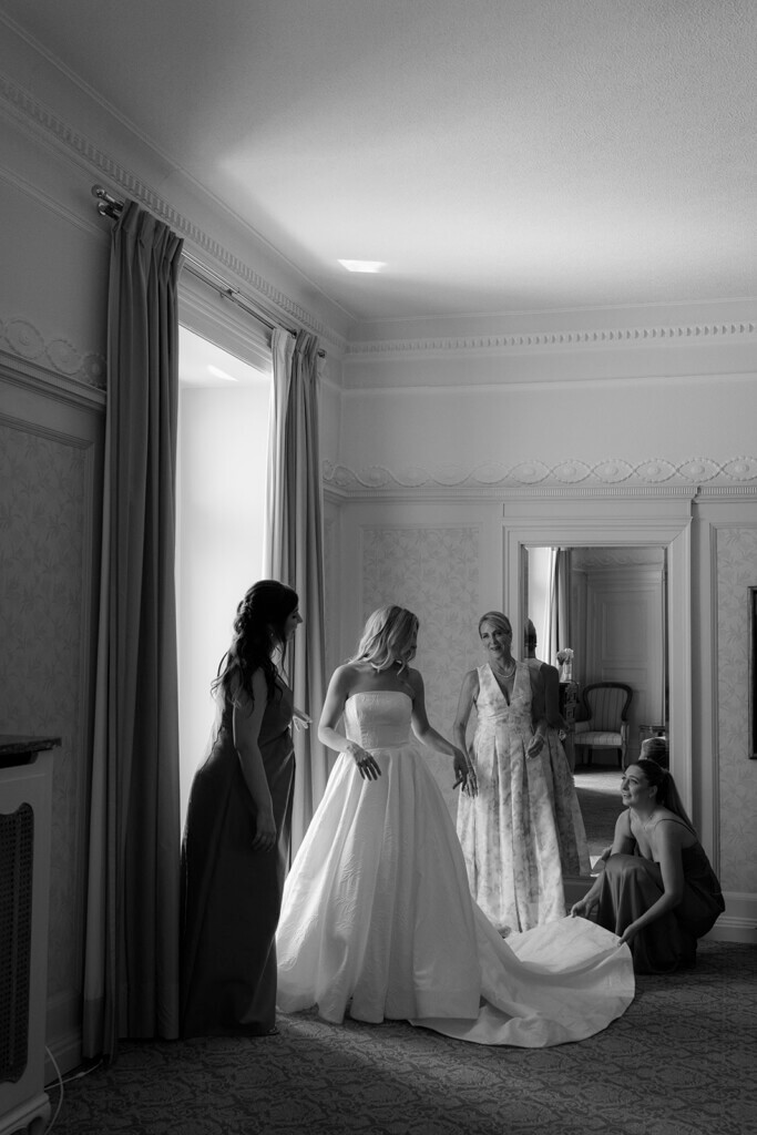 bride with her mother and her sisters