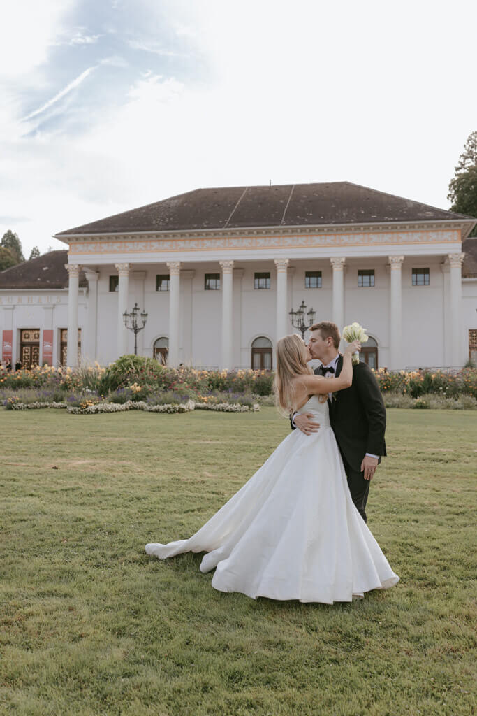 bridal couple kissing each other infront of Kurhaus in baden-baden