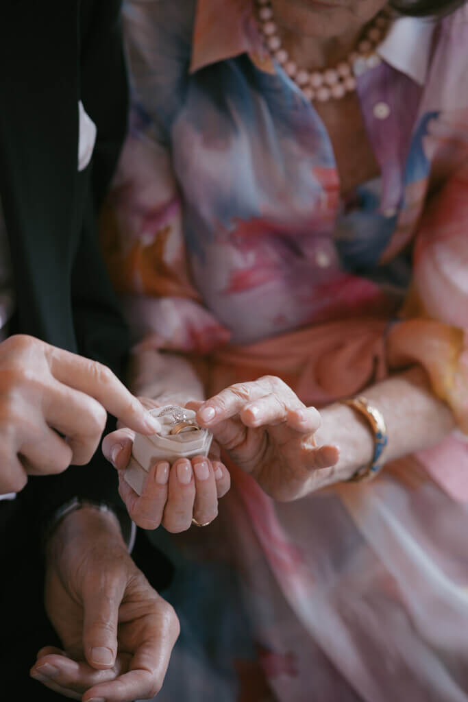 rings going through the guests