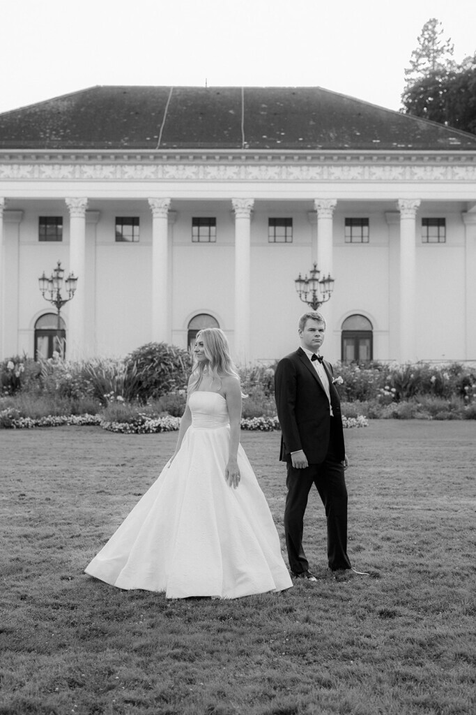 bridal couple standing infront of Kurhaus in baden-baden