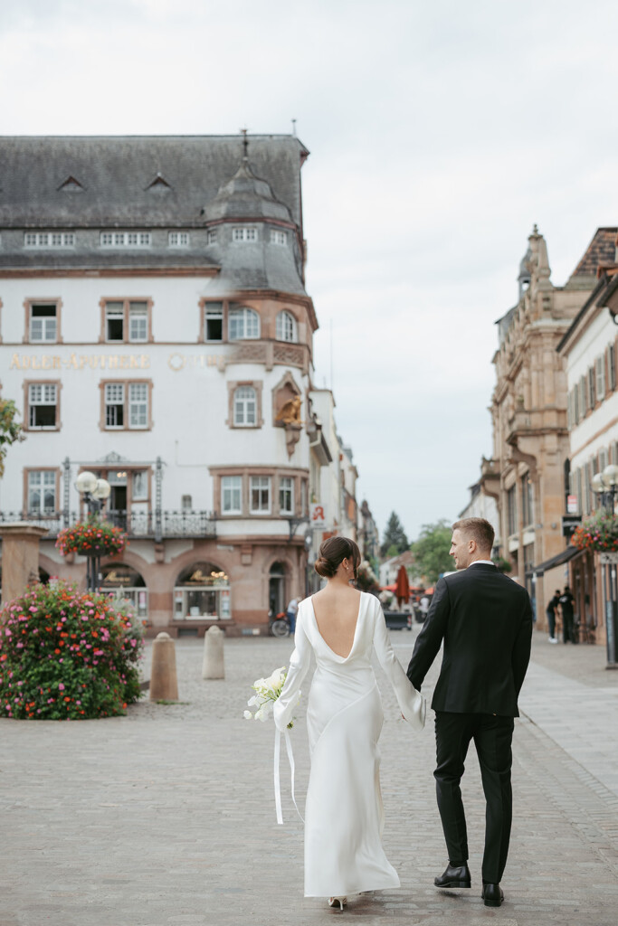 Brautpaar in Landau vor dem Rathaus