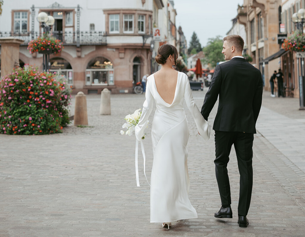 Brautpaar in Landau vor dem Rathaus