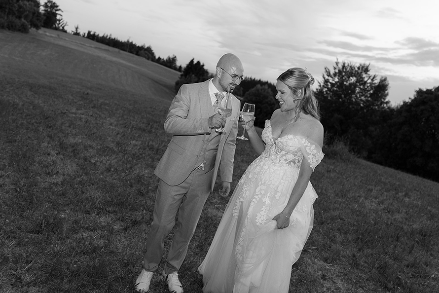 Freie Trauung im Schwarzwald. Farbenfrohe und bunte Hochzeit mit editorial vibes