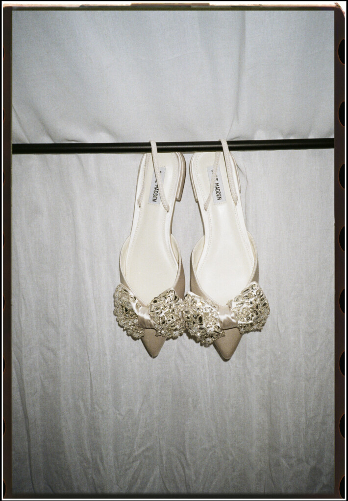 Brautschuhe, elegante Hochzeitsfotografie, Hochzeitsfotograf Baden-Baden, analoge Fotografie